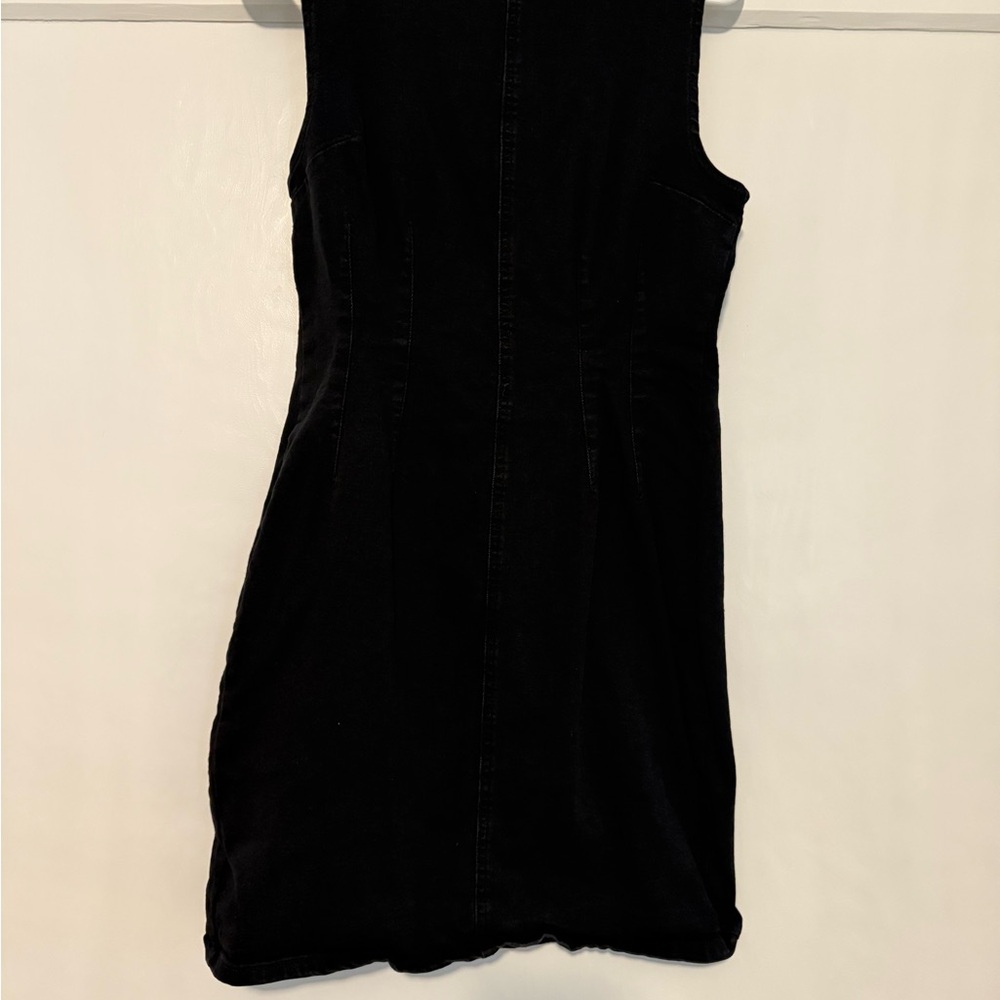 Elegant Black Sleeveless Dress